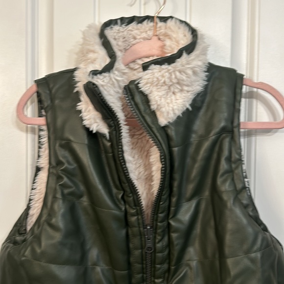 Tuckernuck Reversible Green Faux Leather and Sherpa Vest Size Medium - Picture 10 of 14